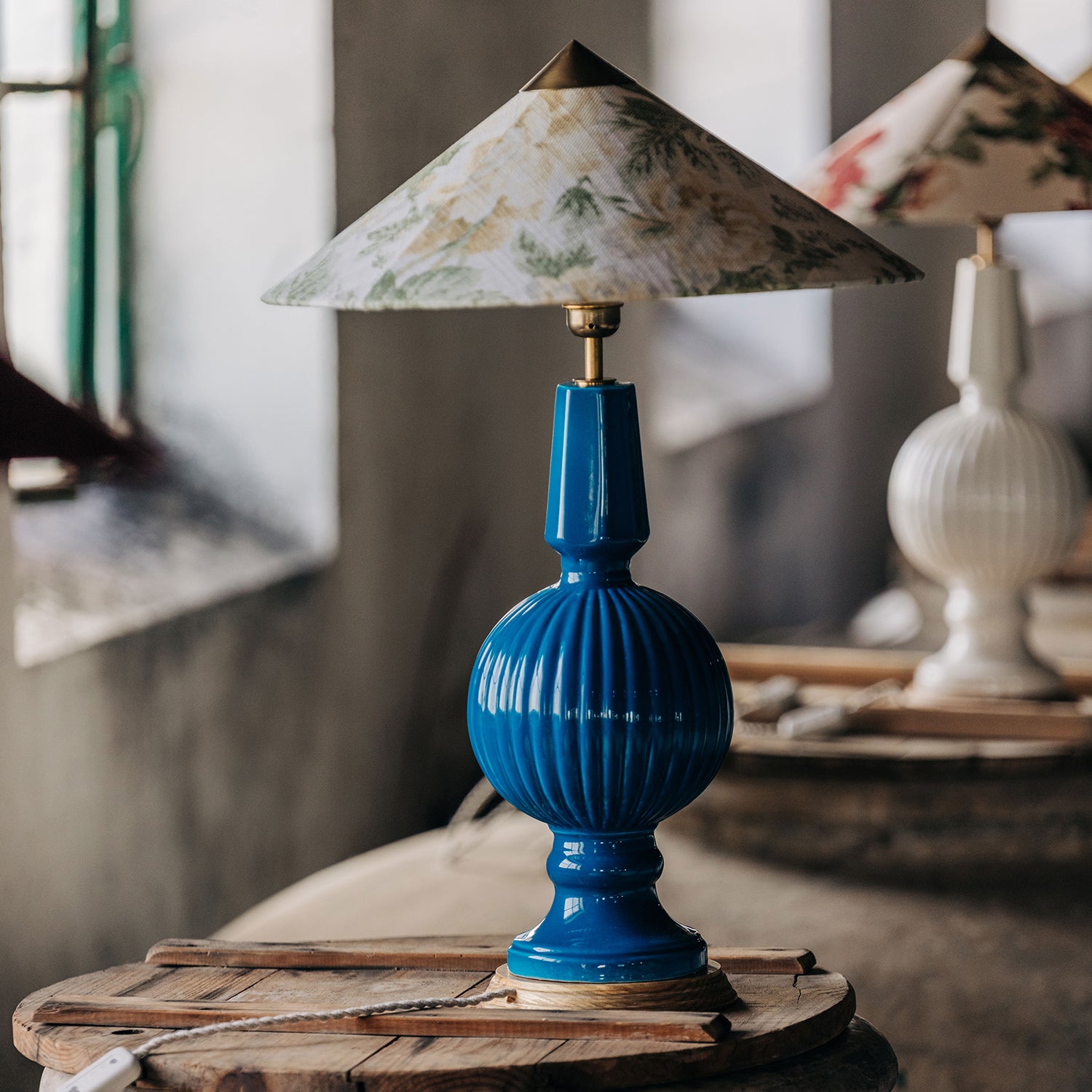 Lámpara de Manises Art Deco Azul Azafata